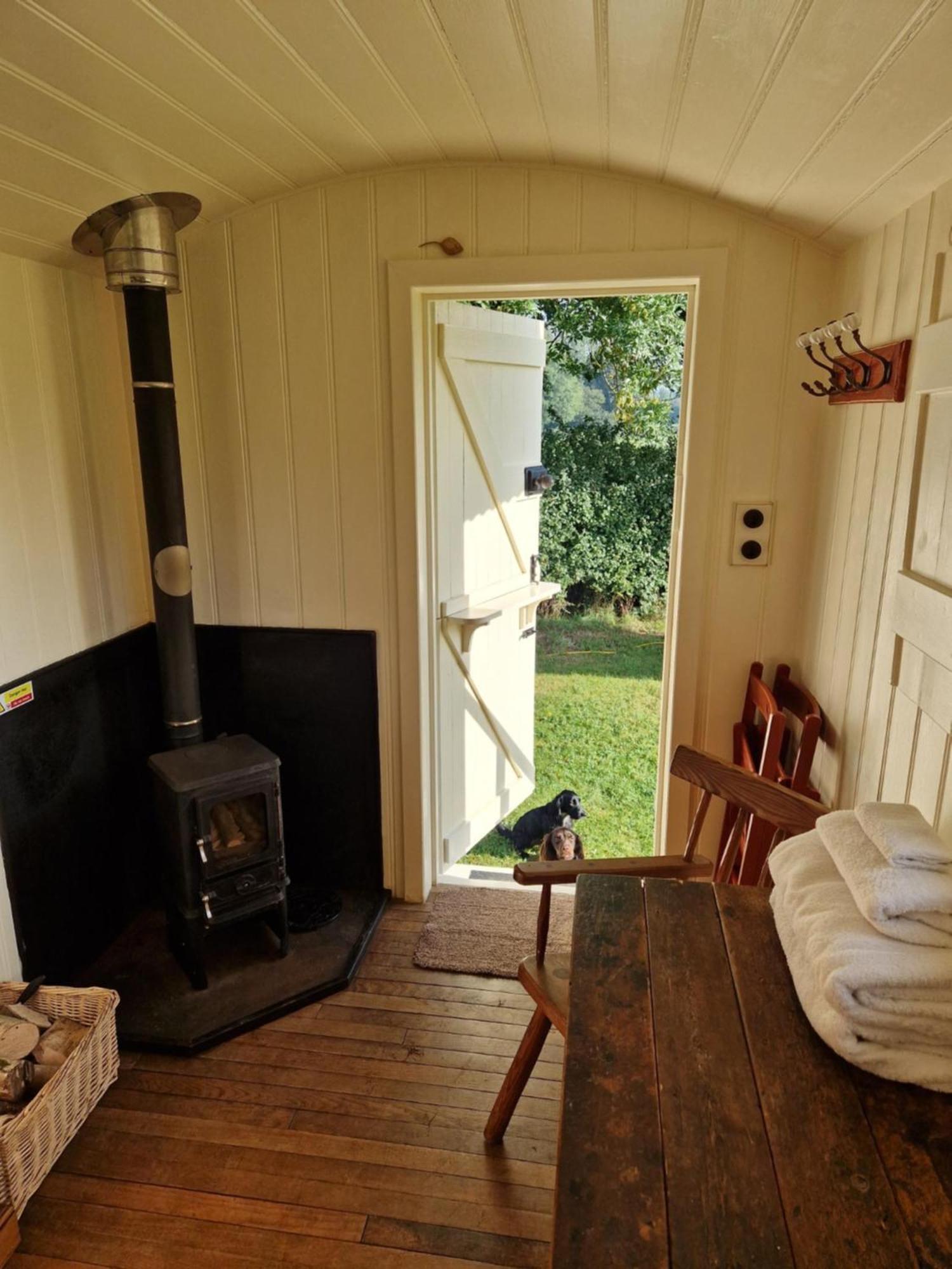 The Delkin Shepherds Huts 科姆堡 外观 照片