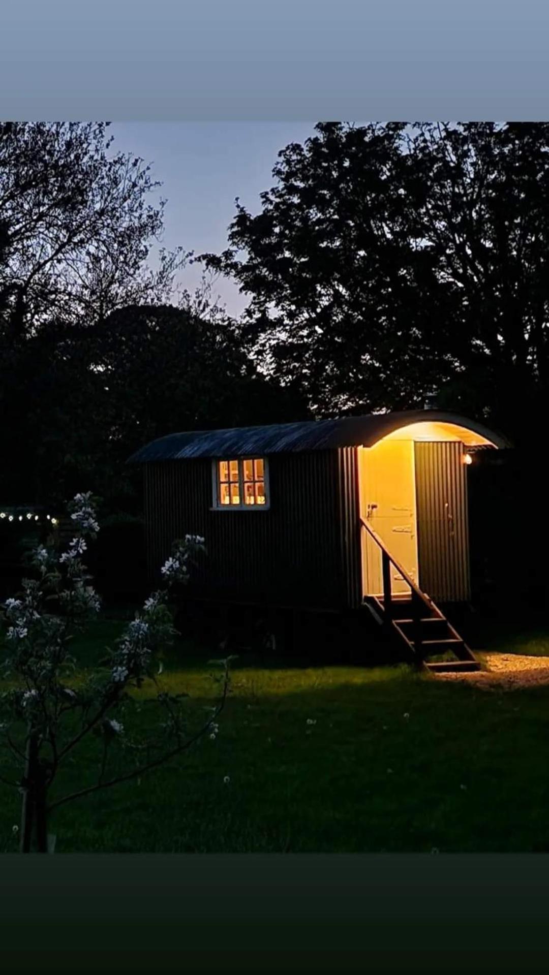 The Delkin Shepherds Huts 科姆堡 外观 照片