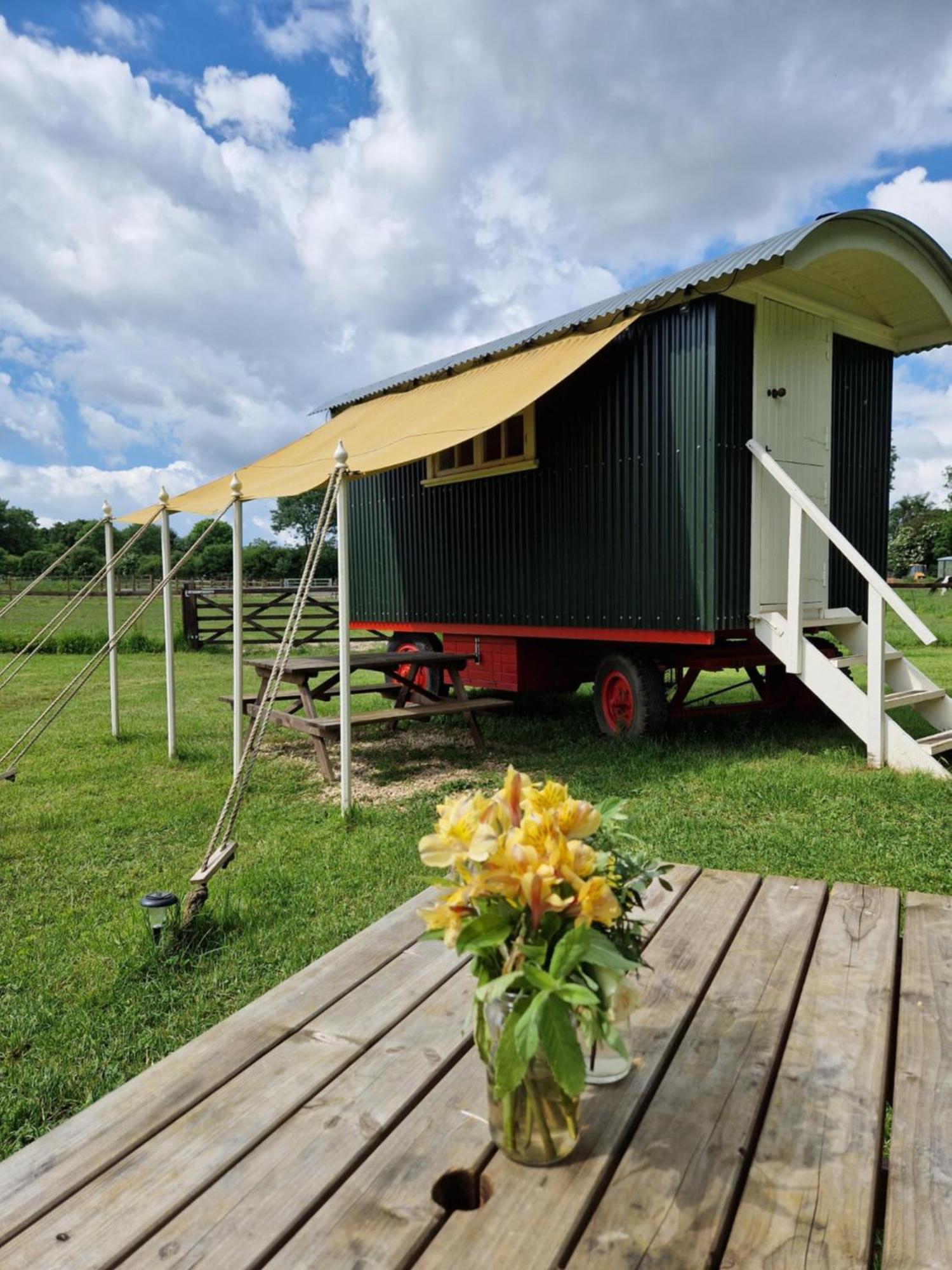 The Delkin Shepherds Huts 科姆堡 外观 照片
