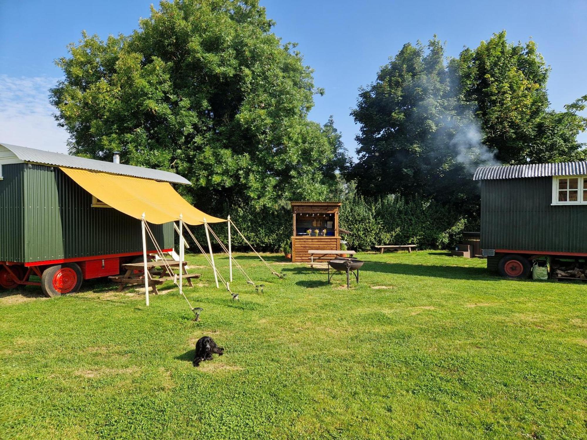 The Delkin Shepherds Huts 科姆堡 外观 照片