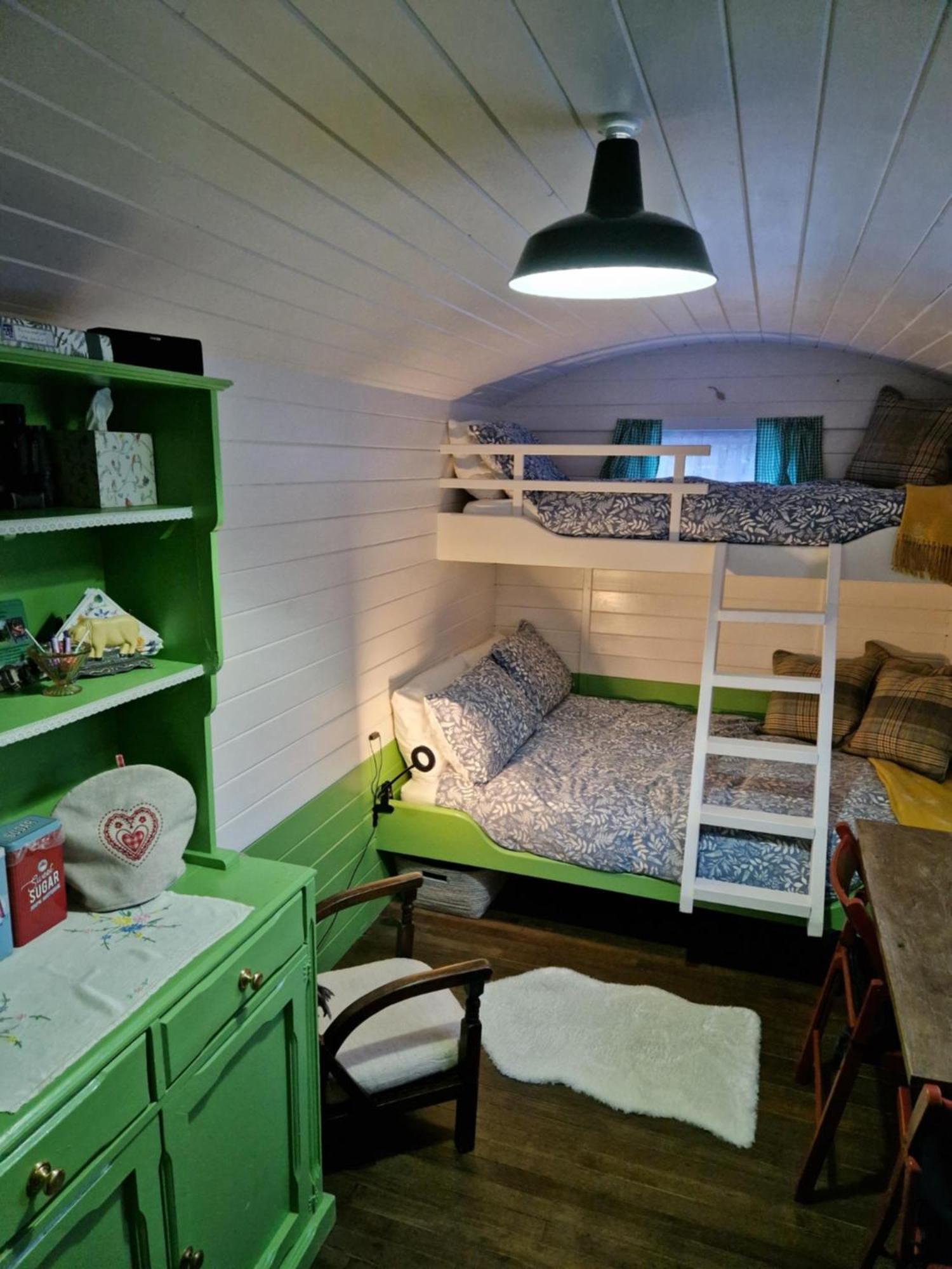 The Delkin Shepherds Huts 科姆堡 外观 照片
